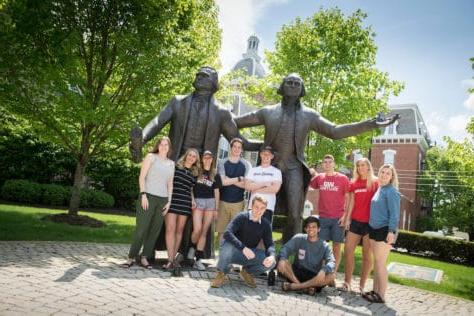 5月1日，学生们与乔治·华盛顿和托马斯·杰斐逊的雕像合影留念, 2019 at Washington & Jefferson College.